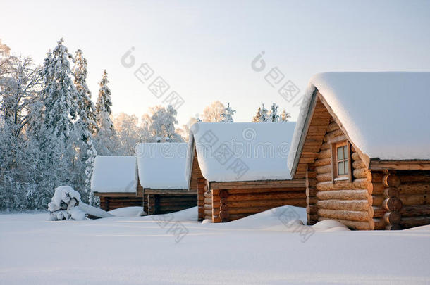 冬天雪下的木屋