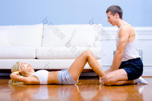 夫妻俩在<strong>客厅地板</strong>上锻炼