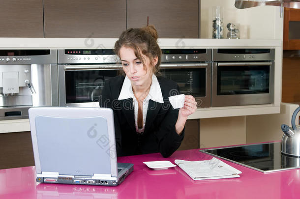 厨房里的女主管咖啡色笔记本电脑