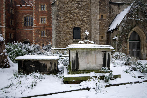 白雪覆盖的坟墓，兰贝思宫殿