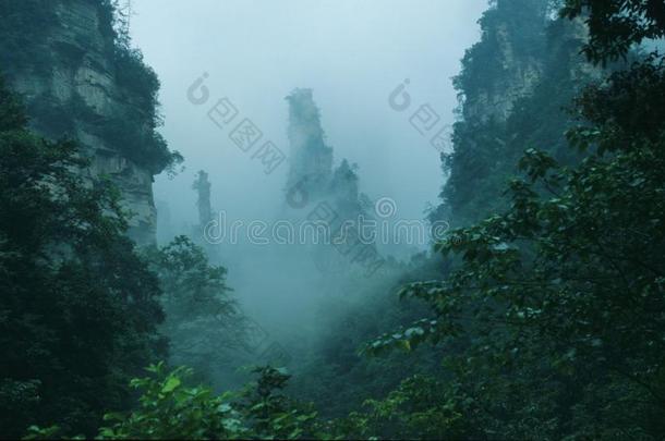 雨中的山峰