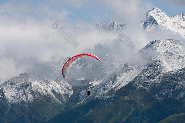 阿尔卑斯山上的副滑翔机
