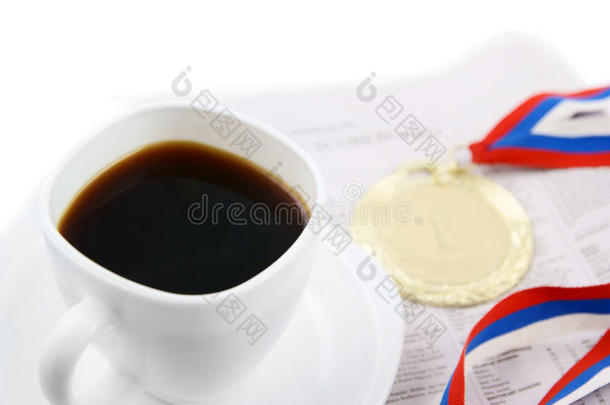 金牌与咖啡杯报纸隔离