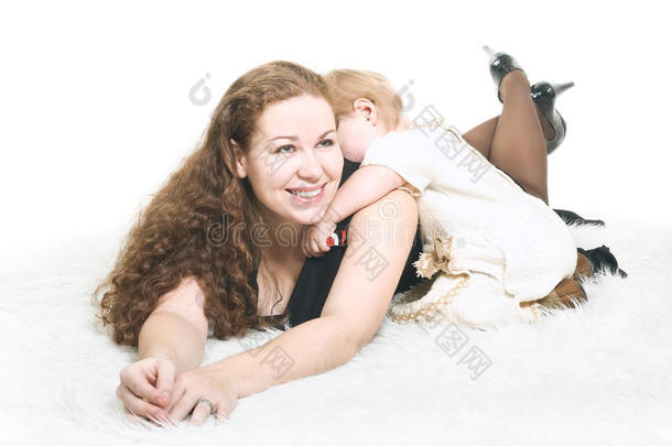 年轻的母亲和地板上的强者