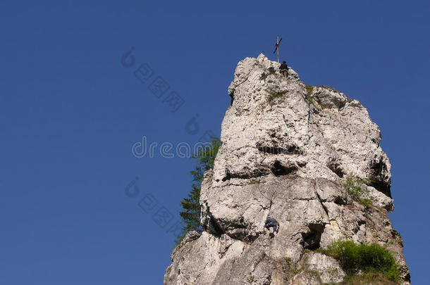 尖顶岩石，攀岩者试图攀登<strong>高峰</strong>