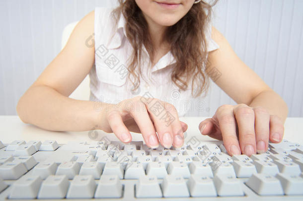 从事电脑键盘工作的妇女