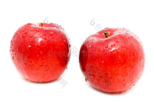 两个红苹果在一滴水里