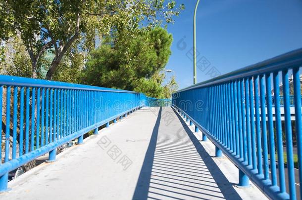 蓝色栏杆人行天桥
