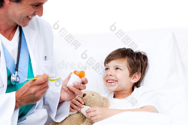 微笑的小男孩在吃咳嗽药