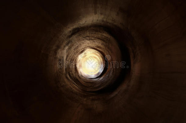 光的漩涡隧道