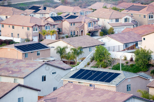 带太阳能板的邻居屋顶