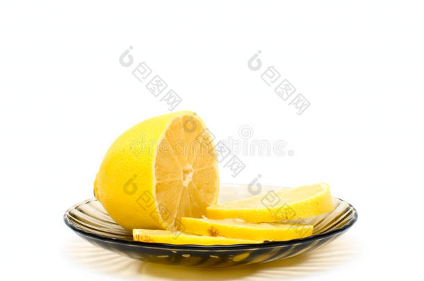 盘上的柠檬片和柠檬片