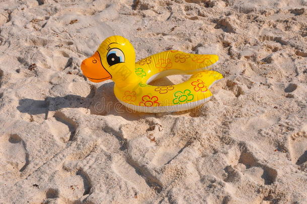 充气玩具。沙滩上的充气鸭子。