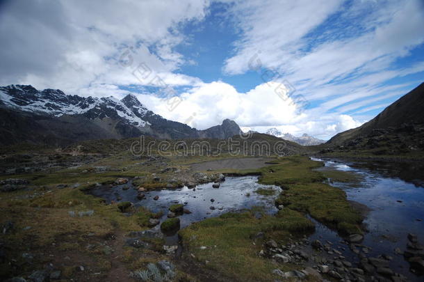 秘鲁的雪峰和雪山