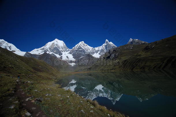 秘鲁的雪峰和雪山