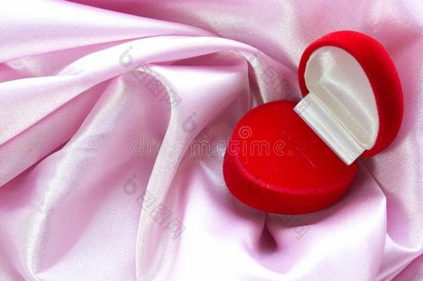 粉红绸缎红心盒