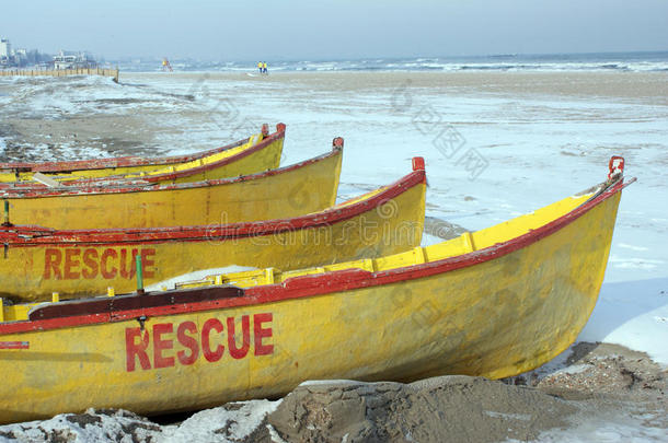 冰冻海滩上的救援船