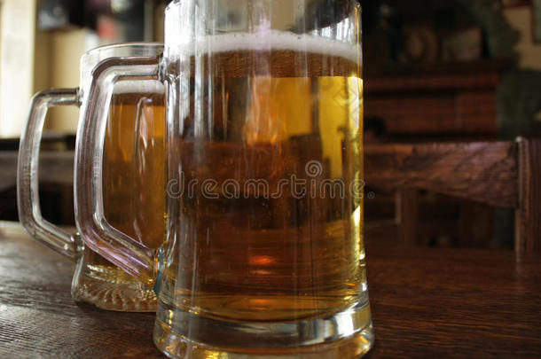 两杯啤酒放在木桌上