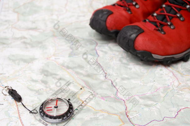 地图上的<strong>登山鞋</strong>和指南针