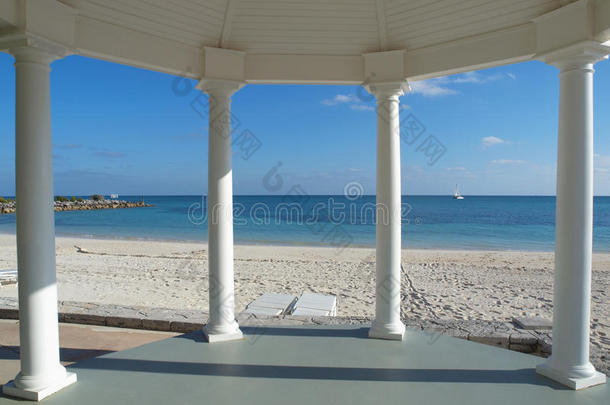热带海滩上的婚礼露台
