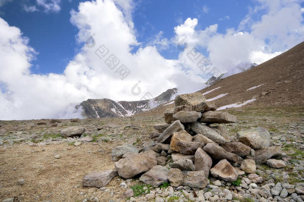 石头堆（金字塔），高加索山脉，云层