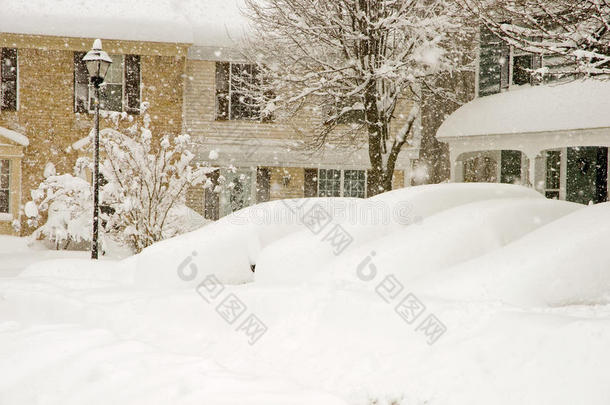 暴风雪中的汽车和房屋