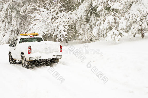 暴风雪中的急救车