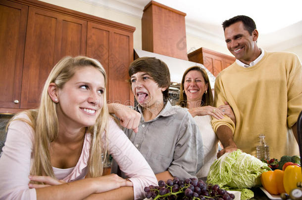 有<strong>青少年</strong>在厨房做鬼脸的家庭