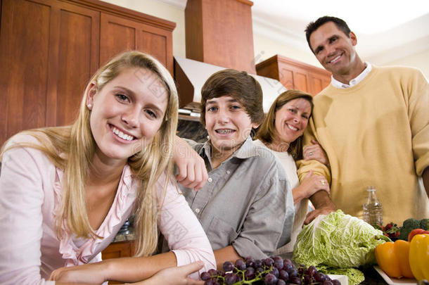 厨房里有十几岁孩子的幸福家庭