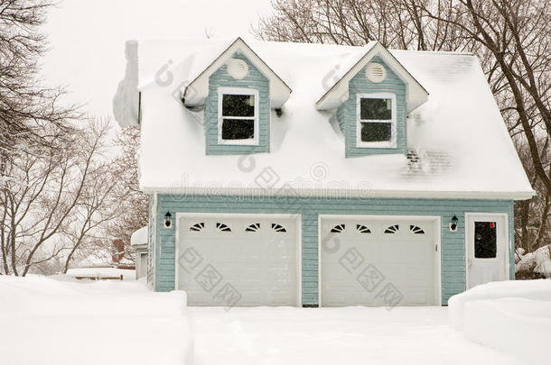 暴风雪中的两个车库