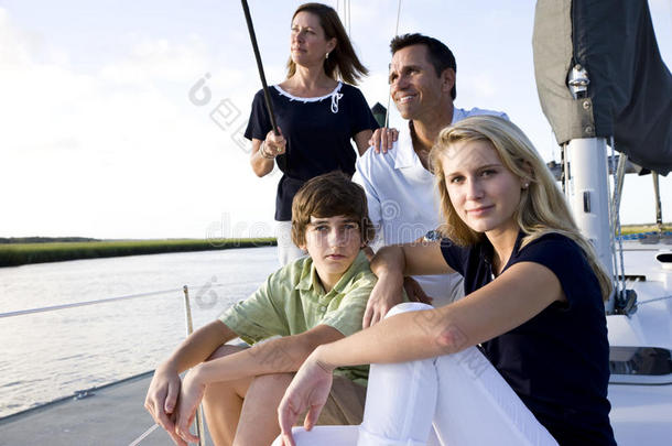 有十几岁孩子坐在船上的家庭