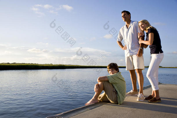 水边码头上的父亲和十几岁的孩子