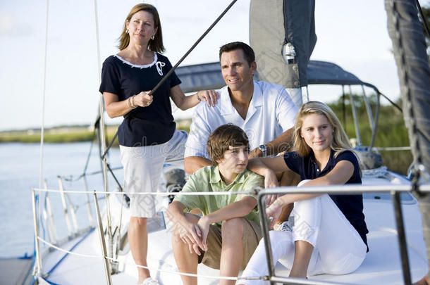 一家人和十几岁的孩子一起在船上放松