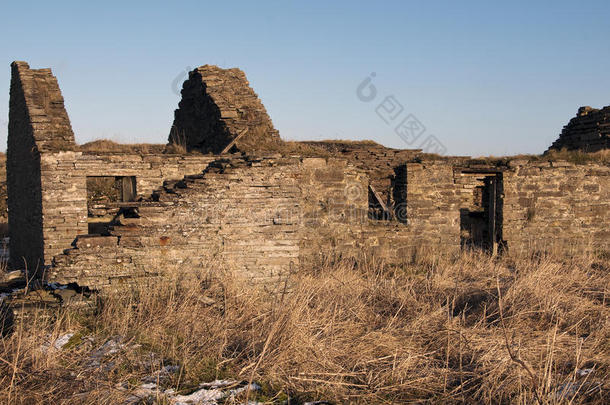 卡斯特莱山遗产中心一座干石头建造的房子的废墟，卡斯特镇，凯斯尼斯，苏格兰.uk.