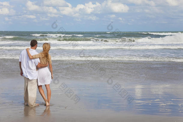 浪漫的男女情侣在沙滩上拥抱