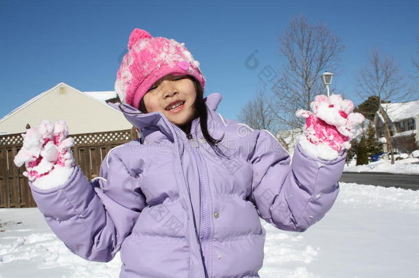 戴着手套在雪地里<strong>玩</strong>耍的亚洲女孩