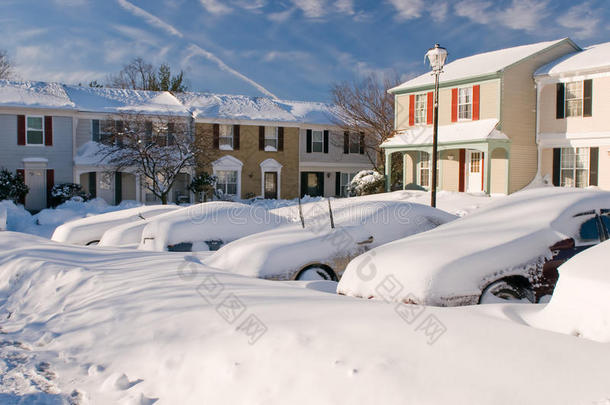 暴风雪后的<strong>汽车</strong>和房屋