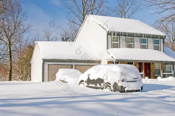 暴风雪后的房屋和<strong>汽车</strong>