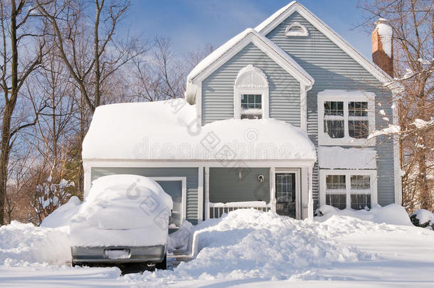 暴风雪后的房屋和汽车