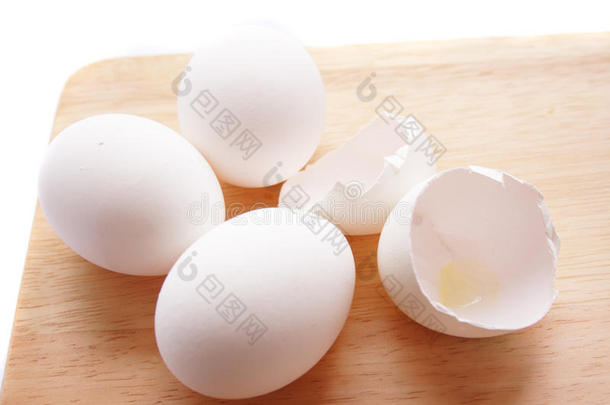 木头桌子上的鸡蛋