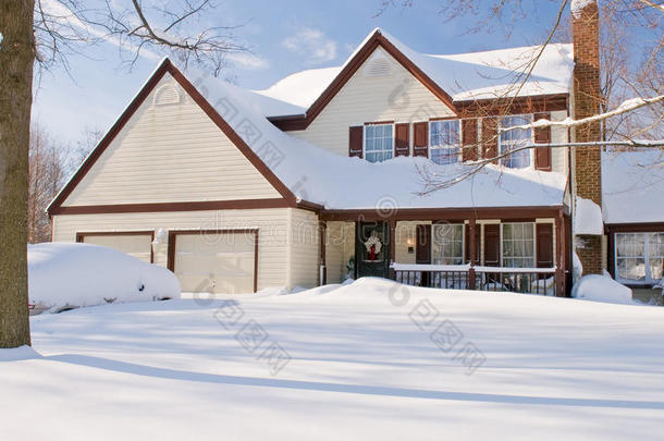 被雪覆盖的房子和汽车