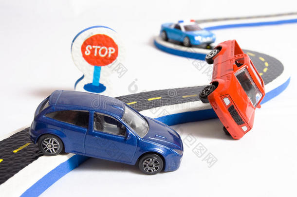 两辆车在路上相撞，玩具<strong>汽车</strong>坏了，保险