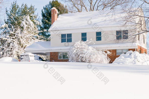 深冬雪中的房子