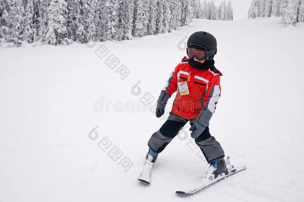 男孩滑雪