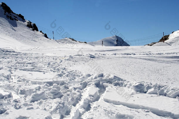 高山雪地上的滑雪道