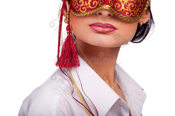 戴红色嘉年华面具的年轻女子