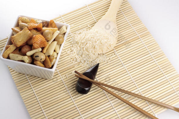 日本烤坚果、米饭、汤匙和筷子