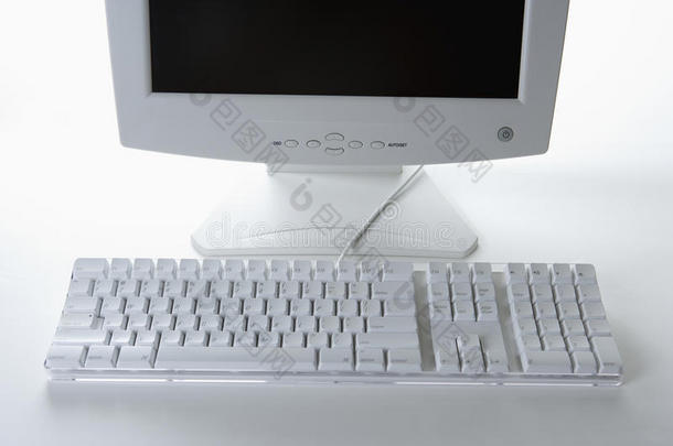 白色键盘和显示器