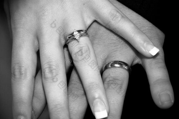 结婚-新娘和新郎手上戴着结婚戒指