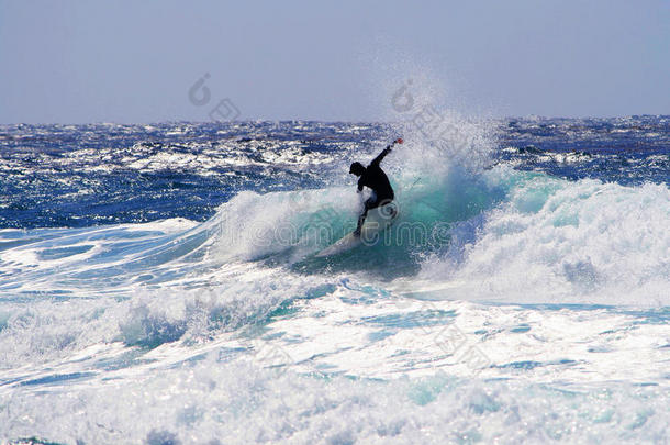 冲浪者在夏威夷乘风破浪